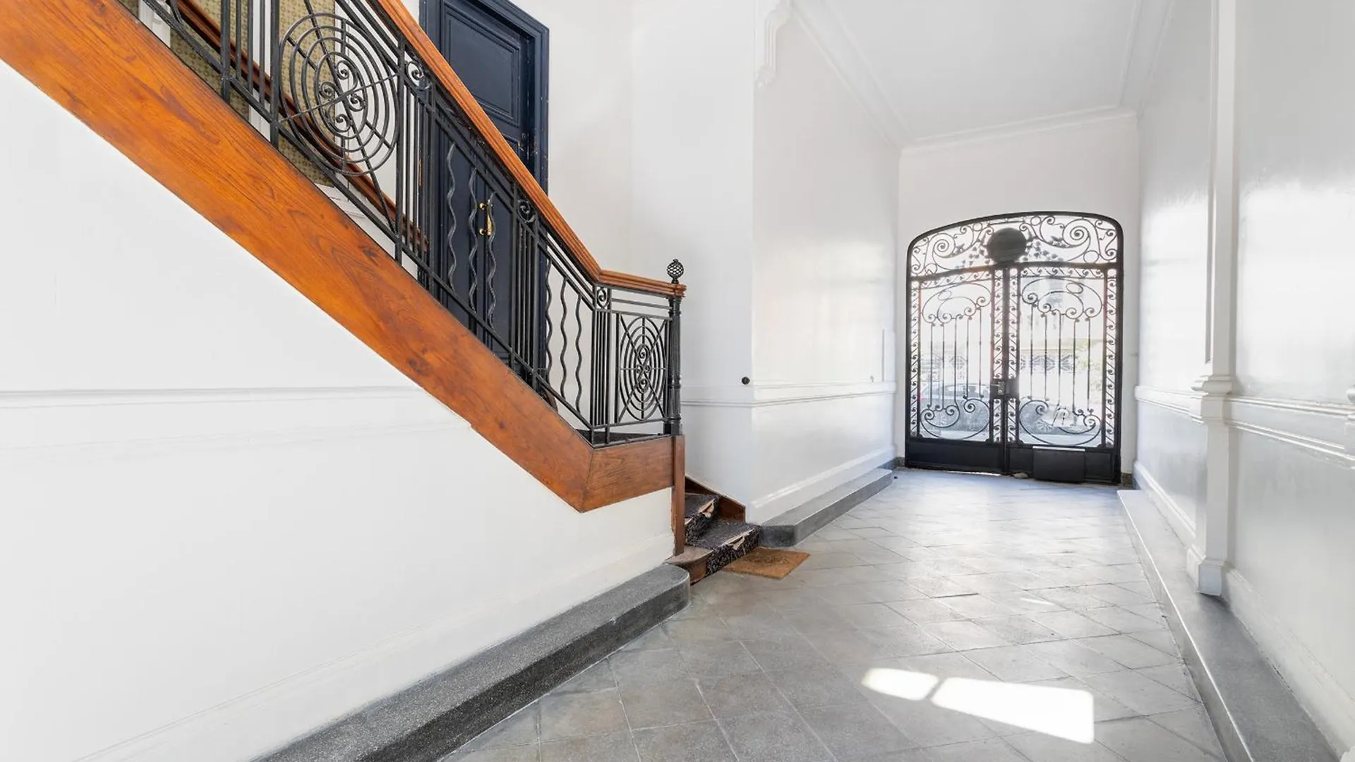 Spacious 3 Bedrooms Apartement 135 M & Privative Parking Lille 0*,  France